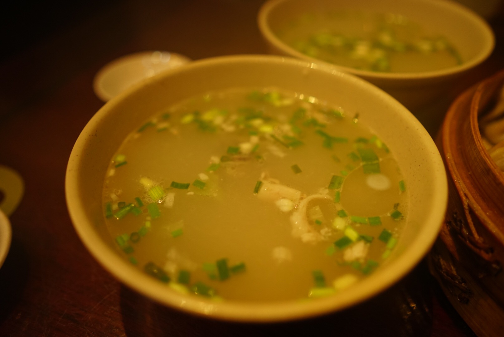 杭州の河坊街の羊肉レストラン「羊湯飯店」のスープ